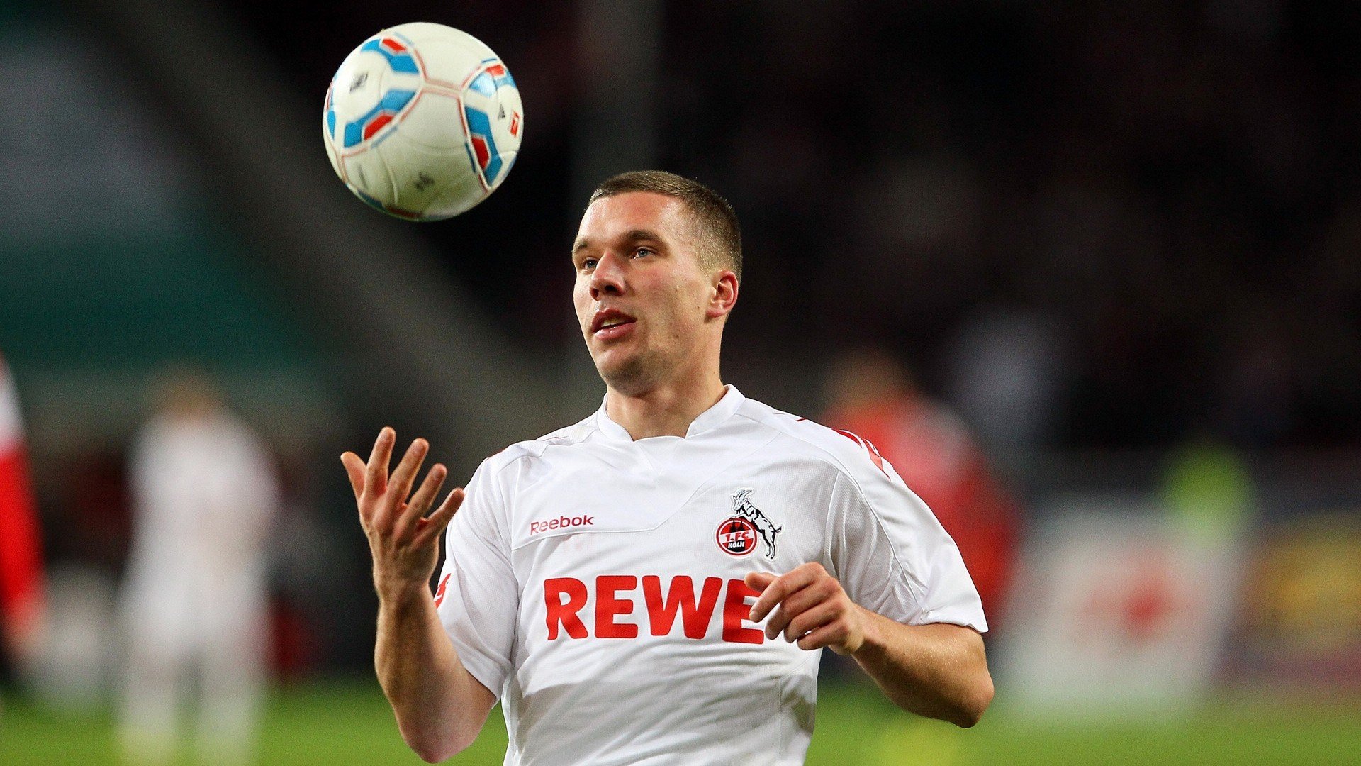 特色水上花样滑冰，冰上舞蹈的梦幻盛宴，水上花样比赛